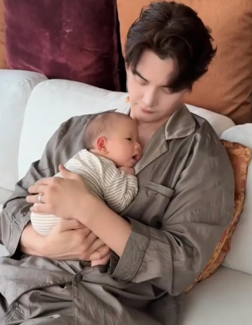 看张檬儿子正面照，惊觉她整容前颜值超高