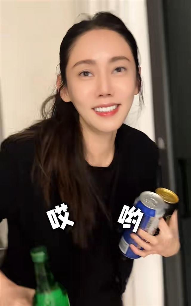 秋瓷炫点5个菜吃夜宵，自曝年纪大没女一号演了，为拍戏曾晕过3次