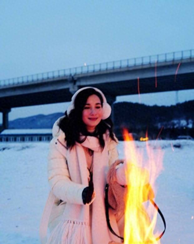 韩庚晒出自己拍摄卢靖姗美照 镜头里美得大气明媚