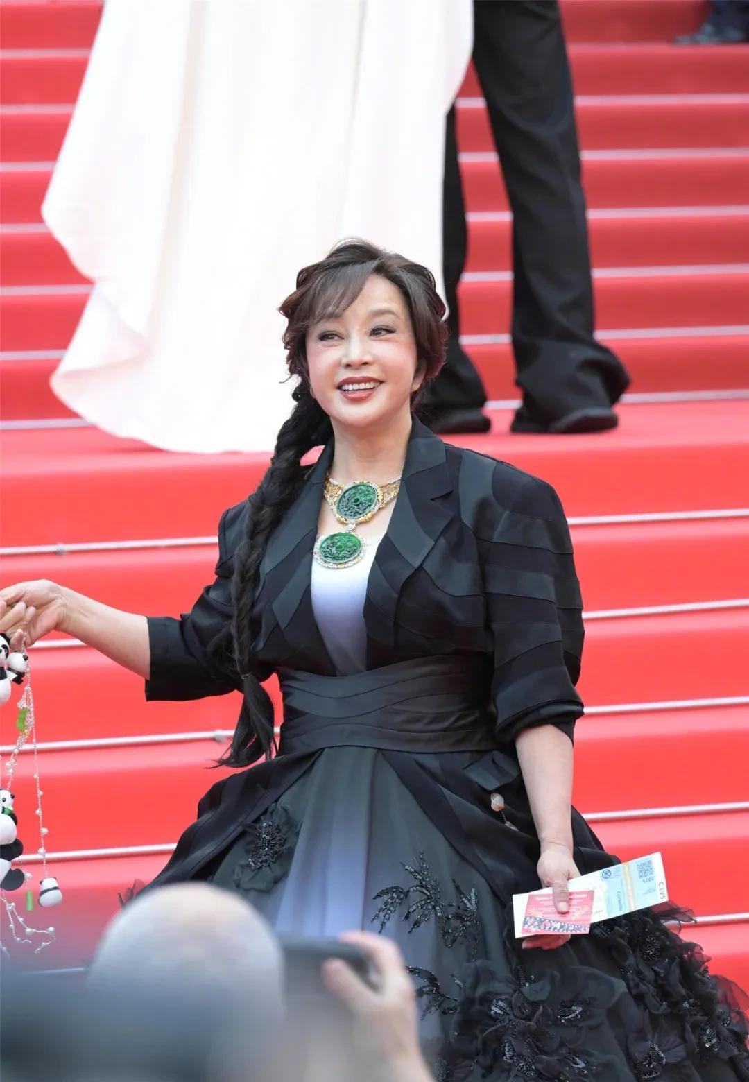 74岁刘晓庆戴亿元翡翠艳压戛纳!前男友酸讽:她首饰够买半座城!