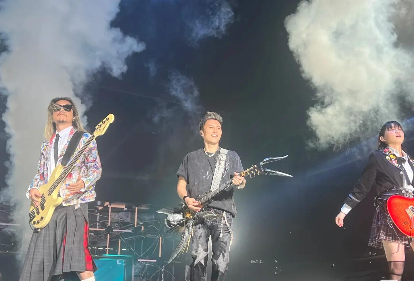 谢霆锋唱《玉蝴蝶》时泪洒舞台!演唱会刚结束,港媒爆料王菲已悄然抵港