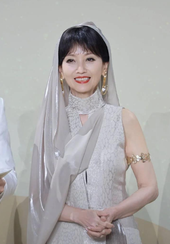 金熊猫奖红毯：蒋欣高贵优雅，唐嫣贵气十足，魁梧的郝蕾太惊艳