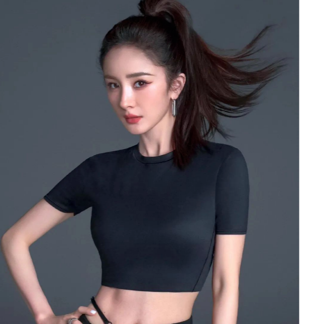 杨幂也开始走健硕美路线,晒流畅肌肉美线条,网友表示这就是传说中的柔美!