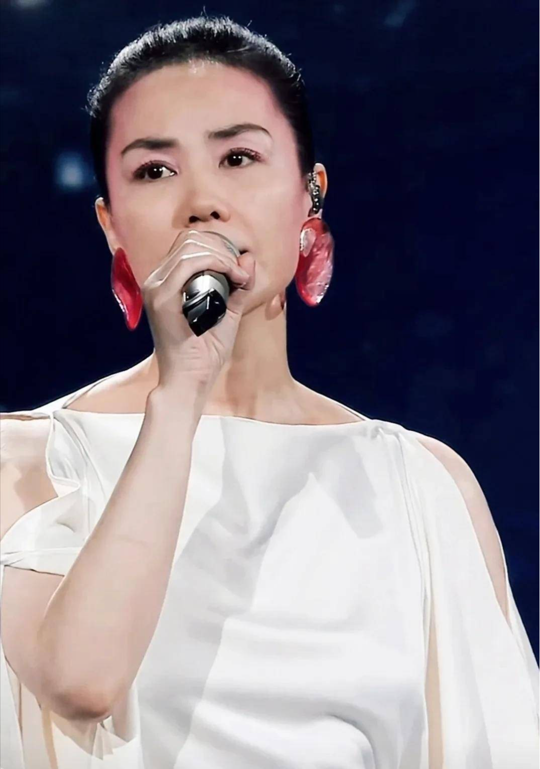 “锋菲”日本度假,55岁王菲身材走样有赘肉了