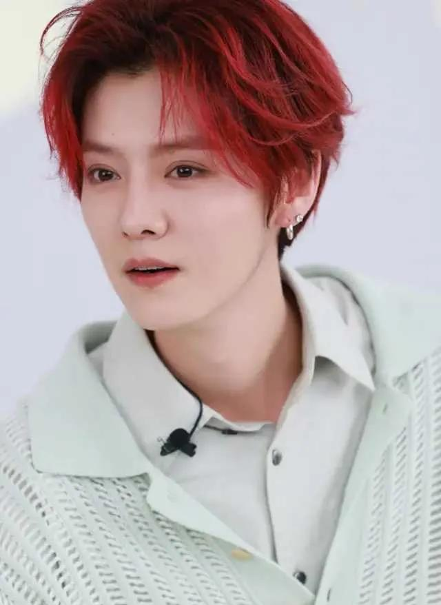 鹿晗国贸被偶遇，瘦了有10斤脸好小，戴10个耳钉打扮精致状态很好