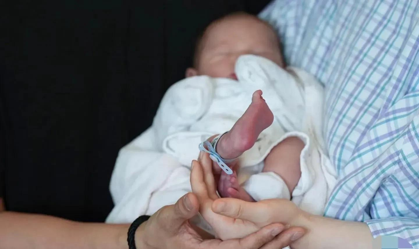 看张檬儿子正面照，惊觉她整容前颜值超高