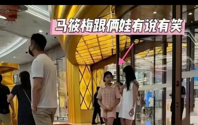 11岁的小玥儿终于活成了大S的翻版！带弟弟回北京，安排母亲下葬