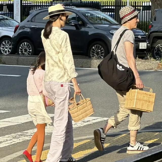 陈冠希一家搬去东京了,家庭聚餐必配清酒,生活已经日式化