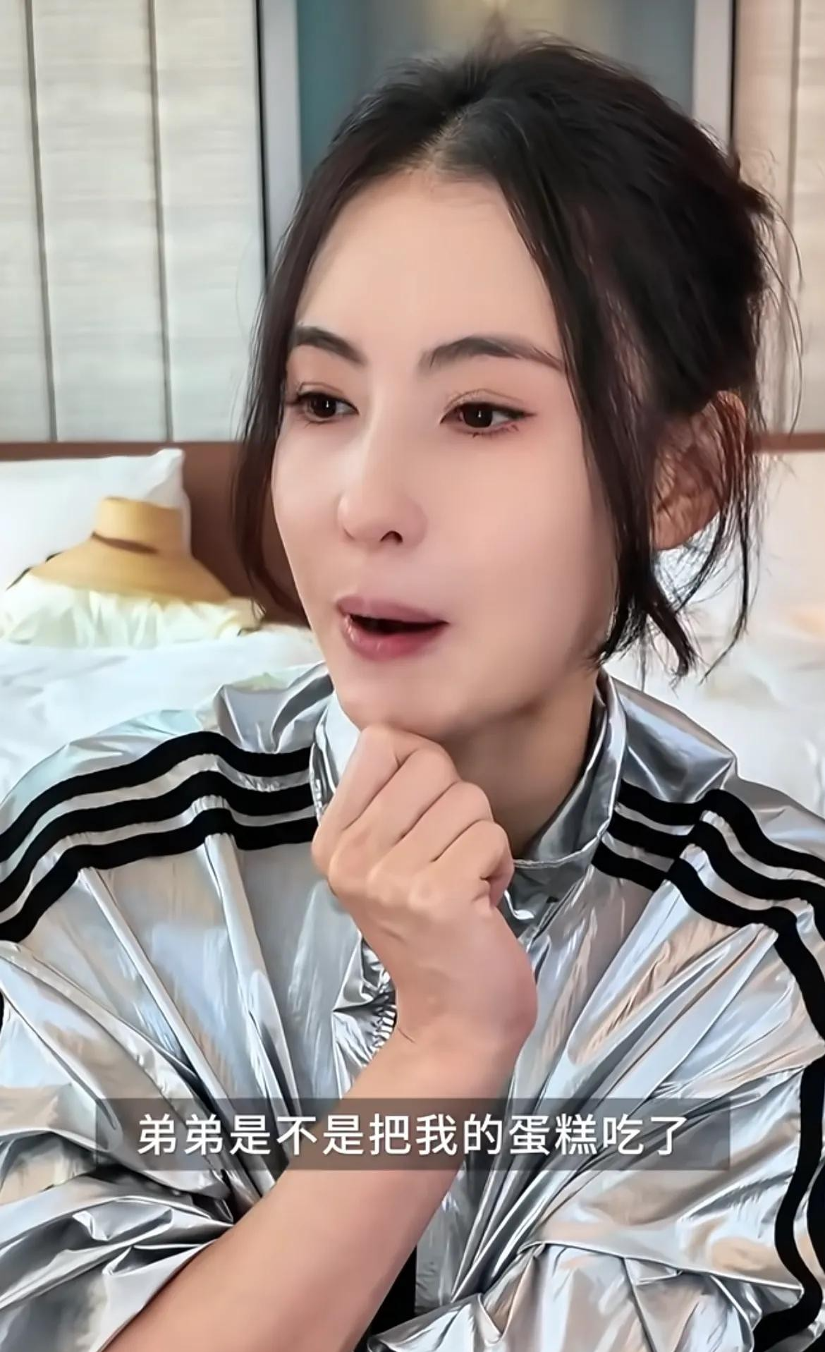 张柏芝45岁生日落泪:18岁儿子跨国转机送蛋糕,张柏芝幸福到流泪