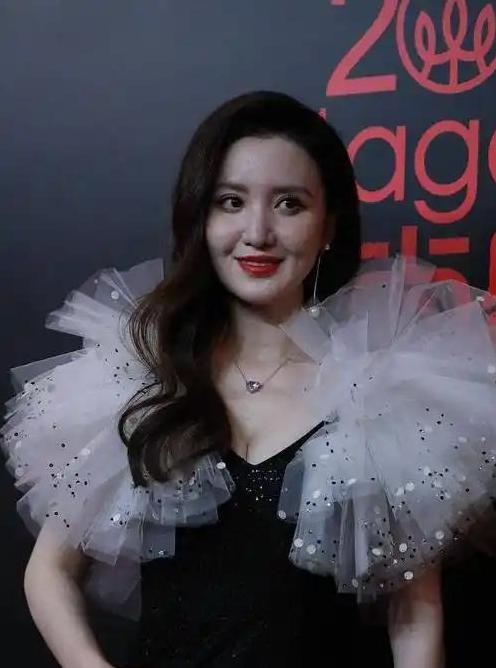 张萌与老公庆祝结婚十周年，贴脸合影大秀恩爱