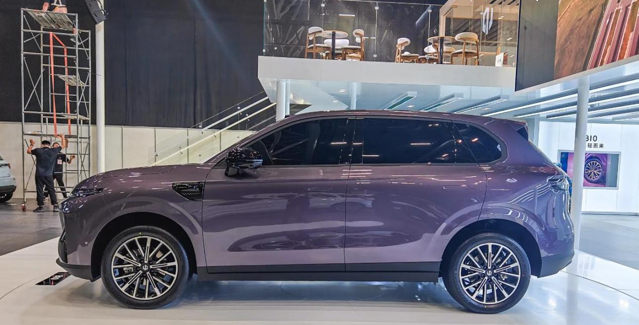 果然“不讲武德”,零跑B10起步9.98万,空间不小,续航挺强