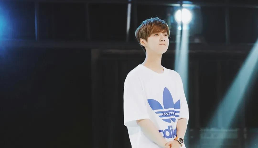 鹿晗惊爆关注Sana Ins！娱乐圈跨界新恋情疑似萌芽，粉丝炸锅了？