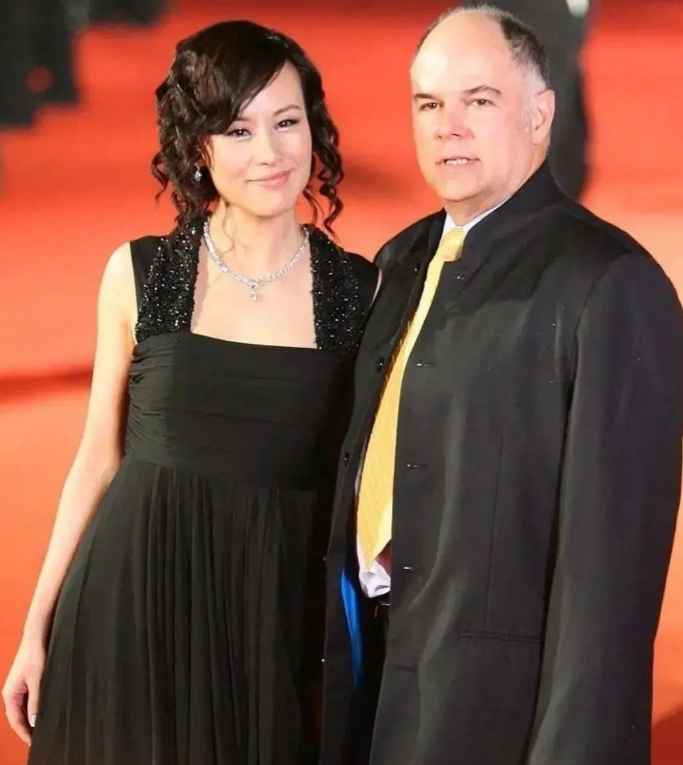 原来她是邬君梅妈妈,也是一名演员今年84岁了,母女俩气质真好