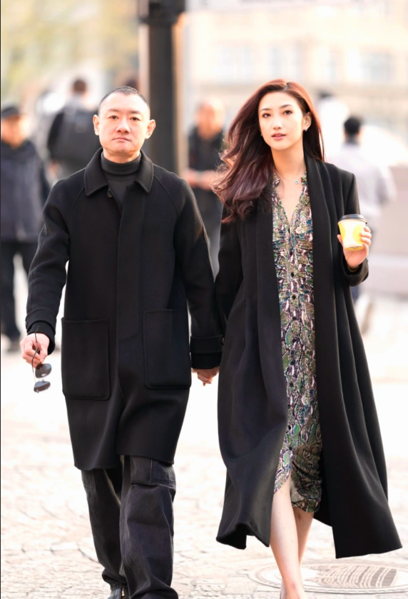 “京城四少”汪雨领证结婚，两人相差18岁，女方身材高挑样貌出众