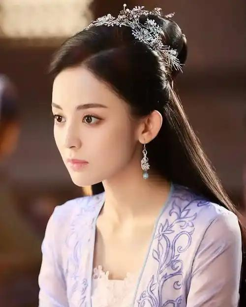 当年古力娜扎的裤反穿,自信又大胆,网友:这样不会勒吗?