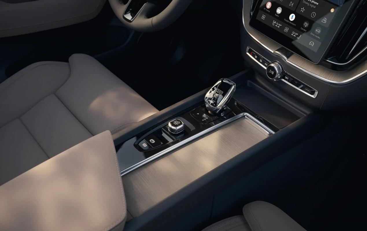 沃尔沃放大招:XC60 B5英国开售,配空气悬架+雷神之锤大灯