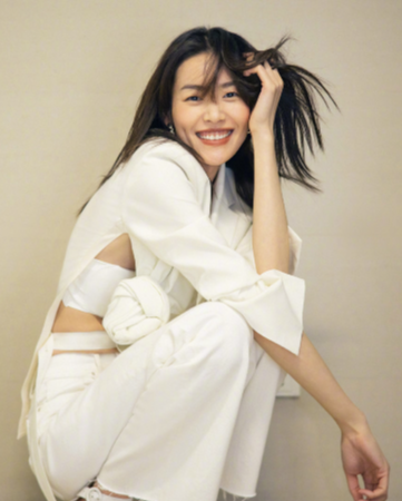 井柏然刘雯十指紧扣逛街，三年恋情打破分手传闻！