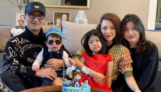 汪峰带女儿三亚过年,10岁醒醒气质出众颜值随妈,遗传父母优点明星范足