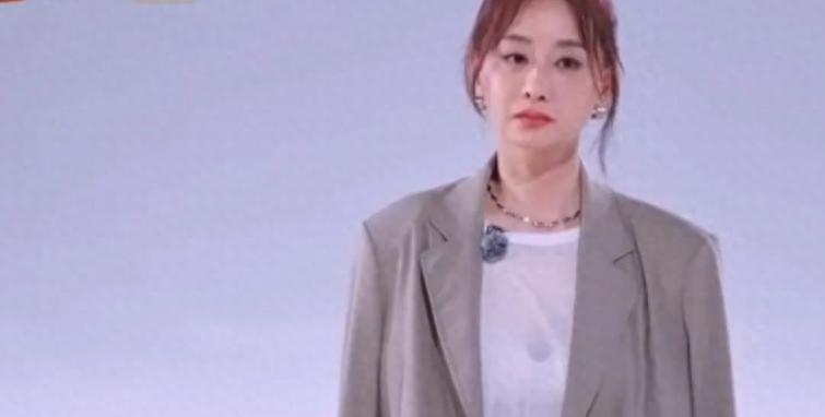 陈德容太落寞，无队伍相中她，当场脸色一沉，网友直言：形象受损