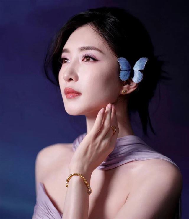 刘亦菲与江疏影聘美，两大女神绝美风姿，你更喜欢哪一位？