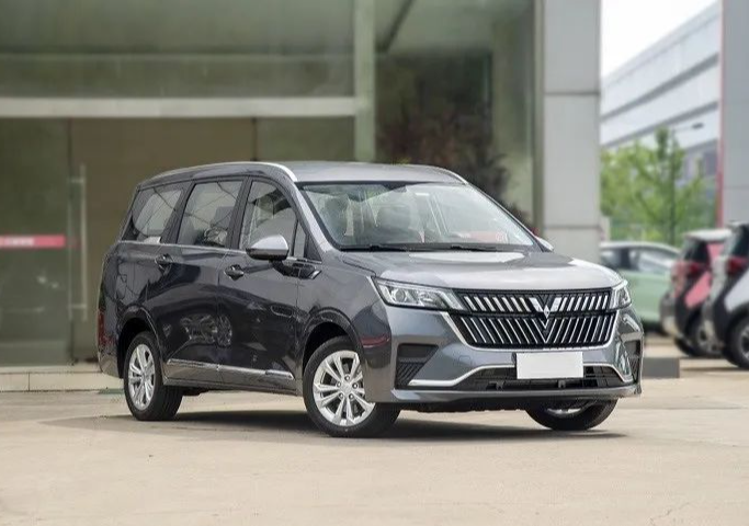 五菱不讲武德，混动大7座MPV，才卖7万，一公里4毛，10年开不坏