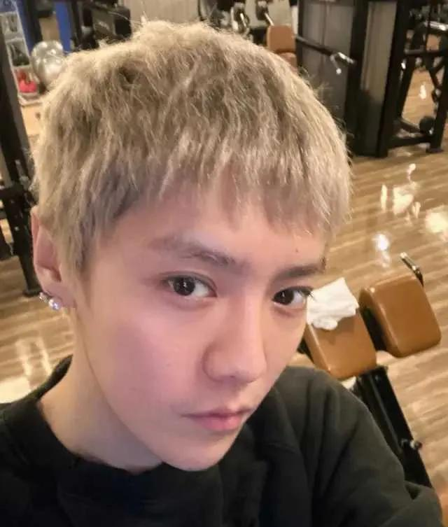 鹿晗国贸被偶遇，瘦了有10斤脸好小，戴10个耳钉打扮精致状态很好