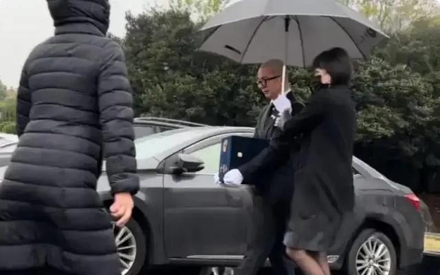 没文化多可怕，小s接受采访称姐姐葬礼顺利圆满