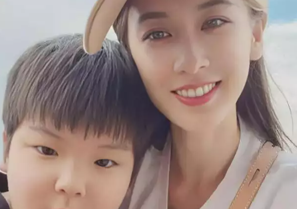 离婚大半年后，离开妈妈黄圣依的安迪，在杨子的照顾下邋里邋遢