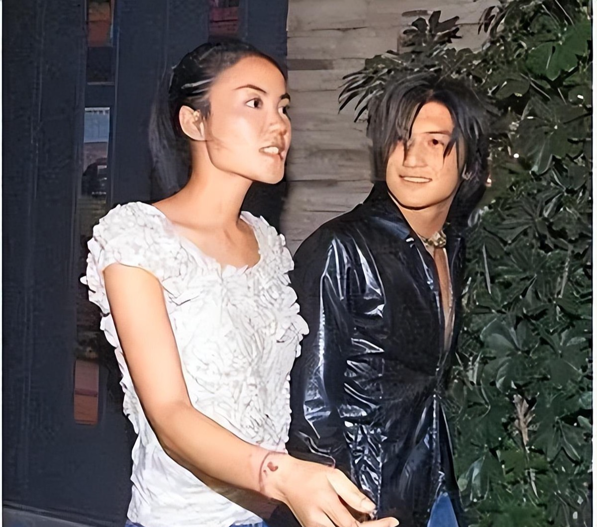 “锋菲”日本度假,55岁王菲身材走样有赘肉了