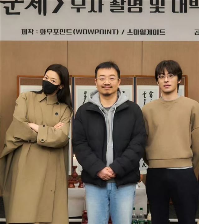 全智贤在大荧幕复出！素颜穿风衣现身剧本会，低调亮相气场太强大