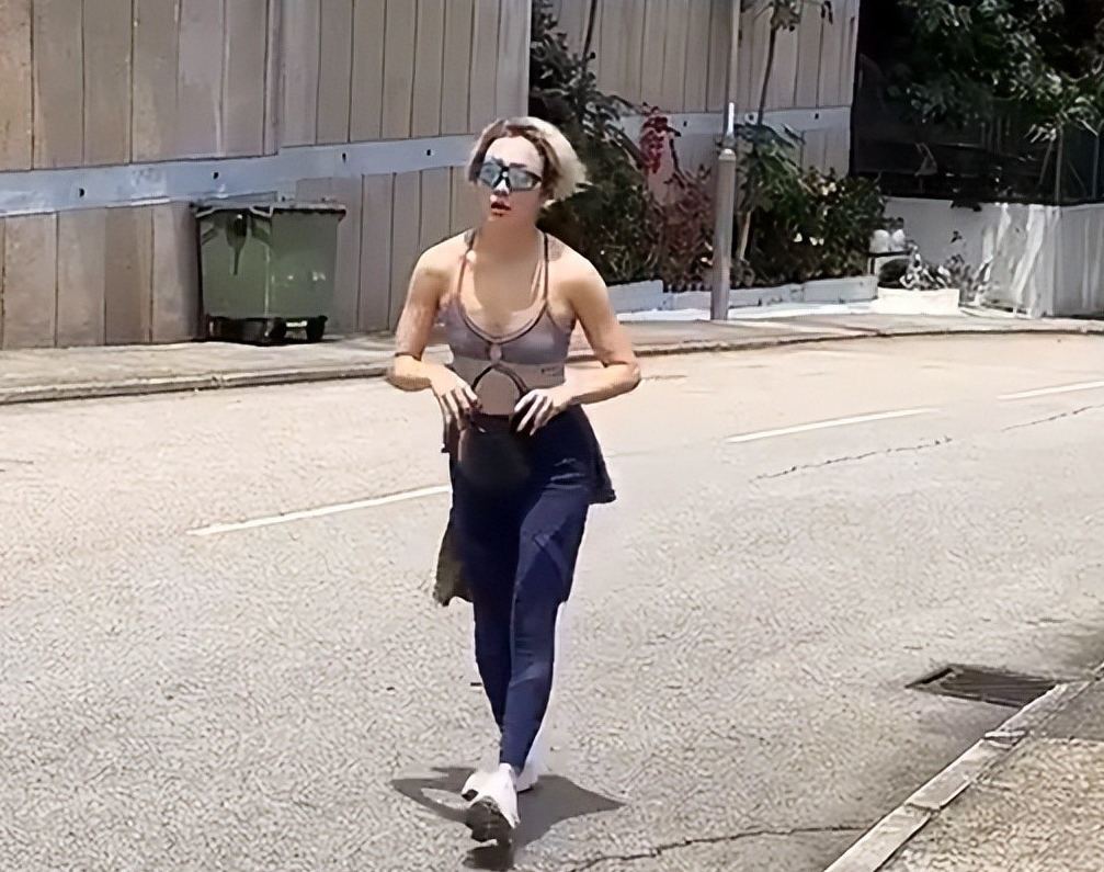 53岁郑秀文状态绝了!演唱会冲刺吃草也能美成这样