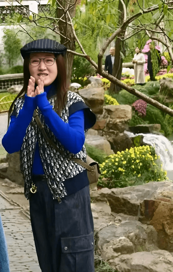 杨钰莹逛扬州瘦西湖被偶遇，6万的包2万的马甲，衣品一言难尽