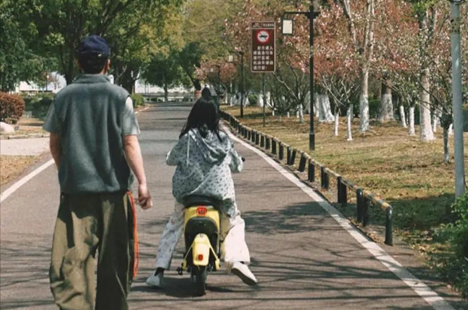 雷佳音一家四口五一出行，40 岁妻子似少女，13 岁女儿神似妈妈