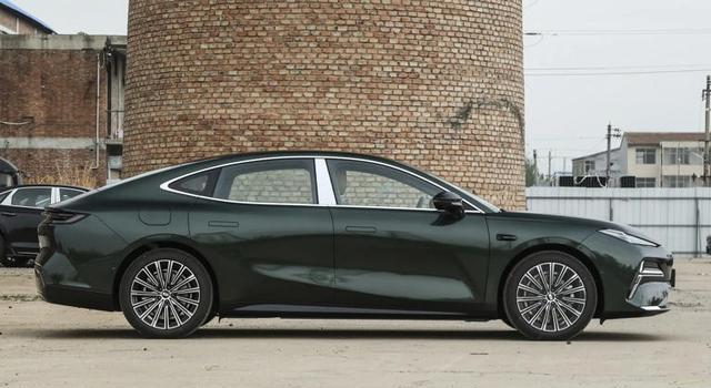 吉利银河星耀8才十几万 车长5米续航1600 连轴距都快赶上奥迪A6L了