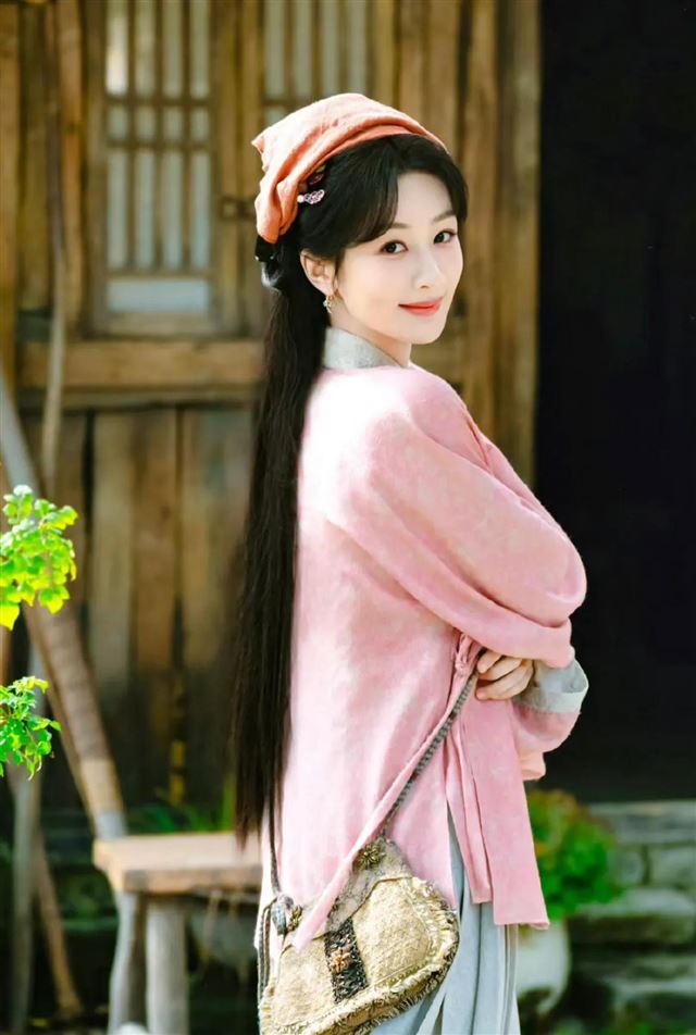 杨紫韩东君携手踏青，俊男靓女配一脸，韩东君给小紫拍照好卖力！