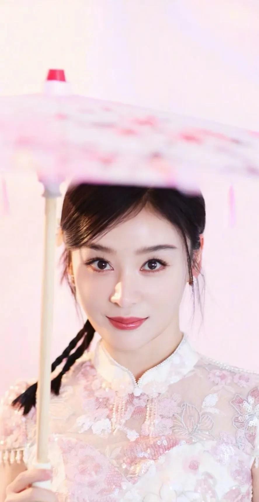 从琴弦到镜头，再到旗袍：袁姗姗的华丽蜕变，东方韵味的全新诠释