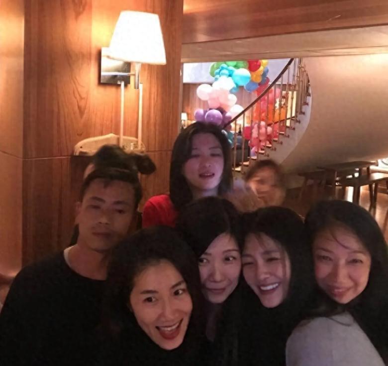 大S第二场追思会画面曝光,现场有说有笑,贾永婕穿红衣被怒怼