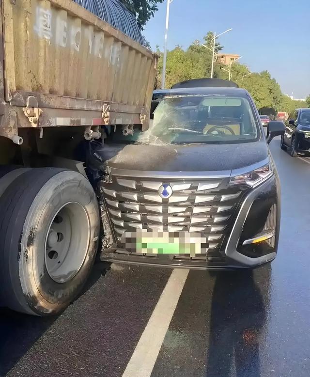 比亚迪车主事故后火速换新车,安全实力获认可,真金白银投票彰显品牌信赖