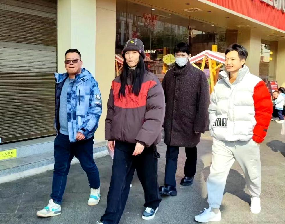 刘雯带井柏然回乡过年,在街坊面前甜蜜牵手,不躲不藏主动打招呼