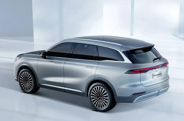 奇瑞瑞虎8L，搭载2.0T涡轮增压发动，有两驱和四驱车型