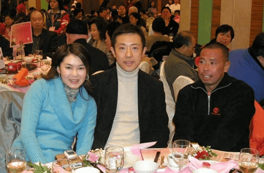 恭喜！67岁香港男星突然宣布结婚，和新婚妻子搭私人飞机度蜜月