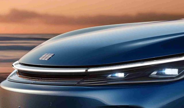 比亚迪秦L遭遇强敌,吉利银河A7入场!新能源轿车谁主沉浮?