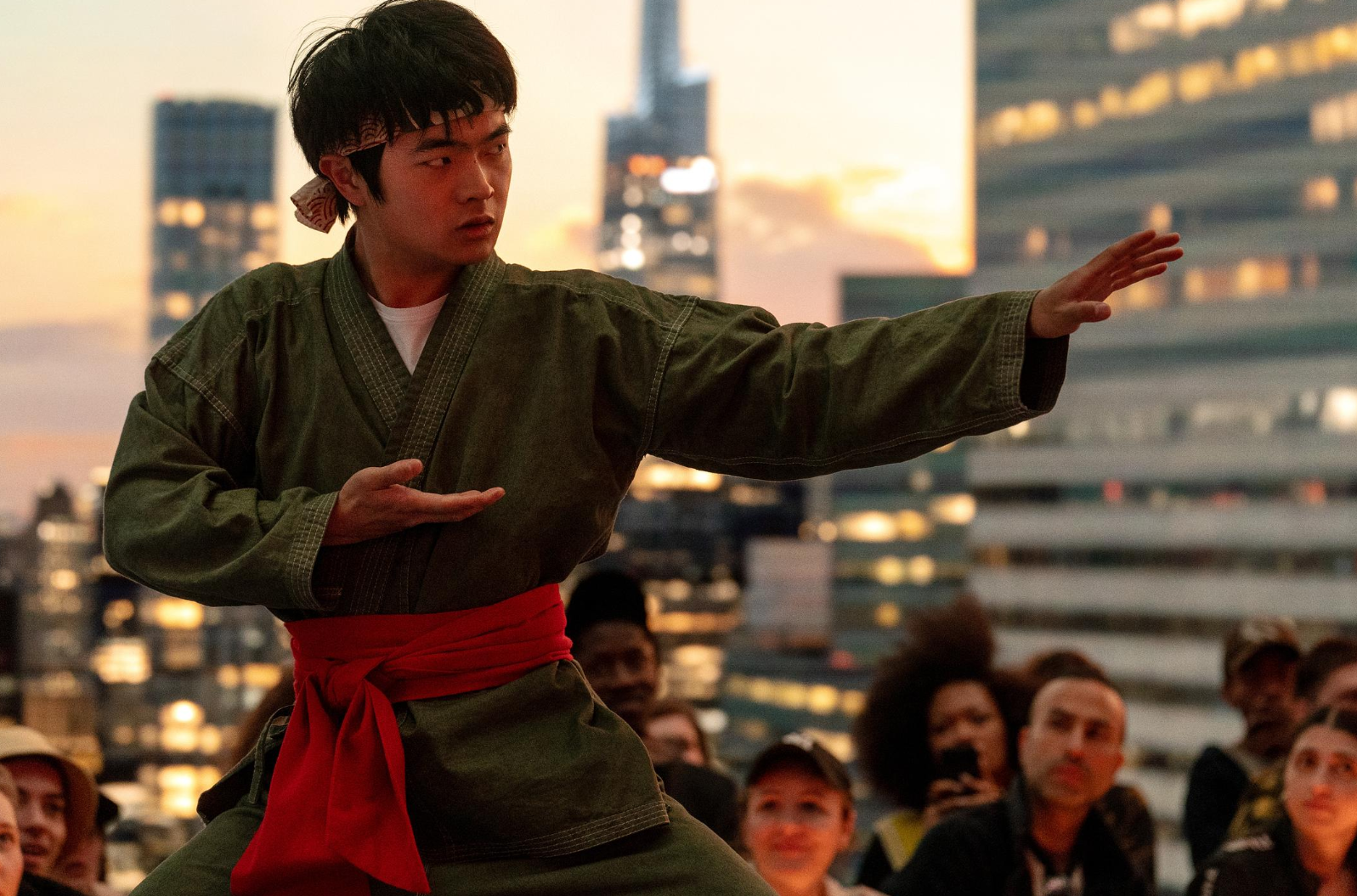 成本超3.2亿,香港2天票房仅10万,我感慨:成龙的时代被终结了?