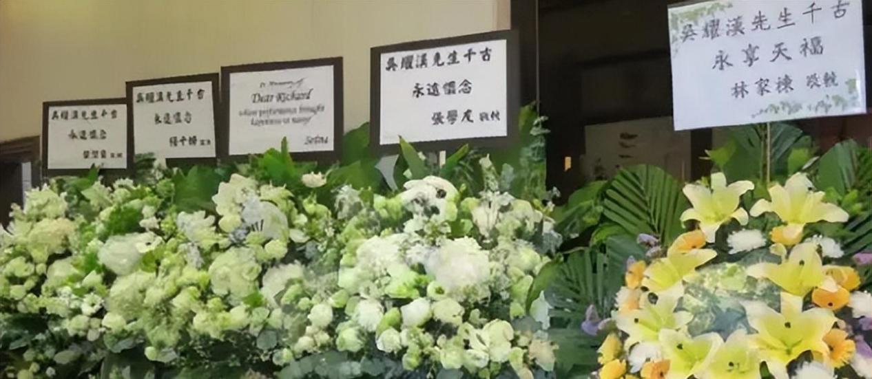 吴耀汉遗体告别,洪金宝独坐灵堂神情没落,抱住家属泪流不止