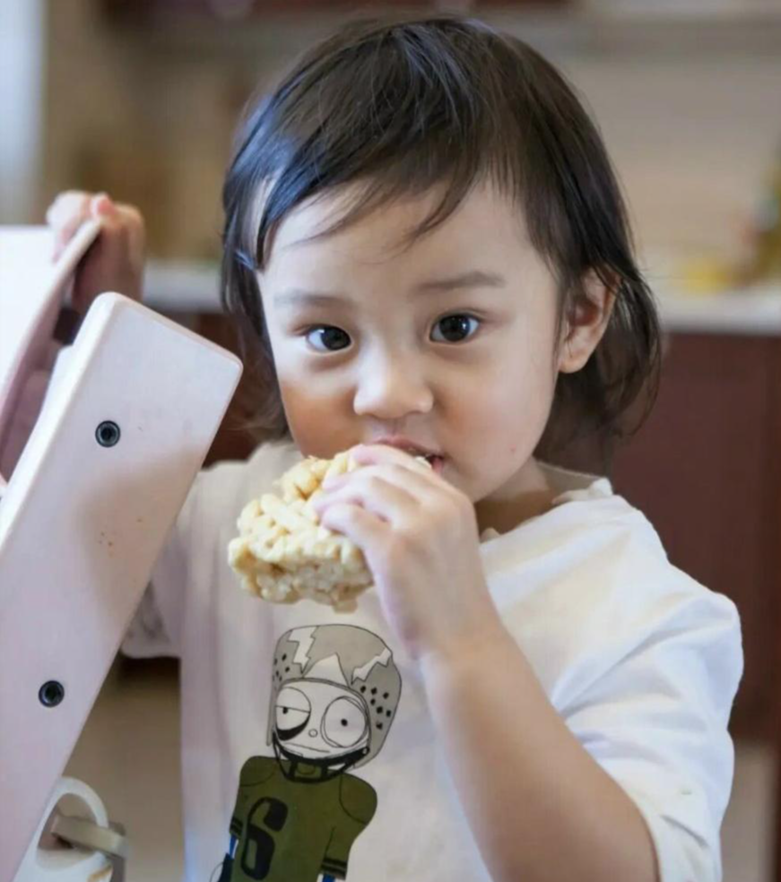 李小璐有二胎了?家中出现婴儿椅和小男孩,还删除网友质疑评论