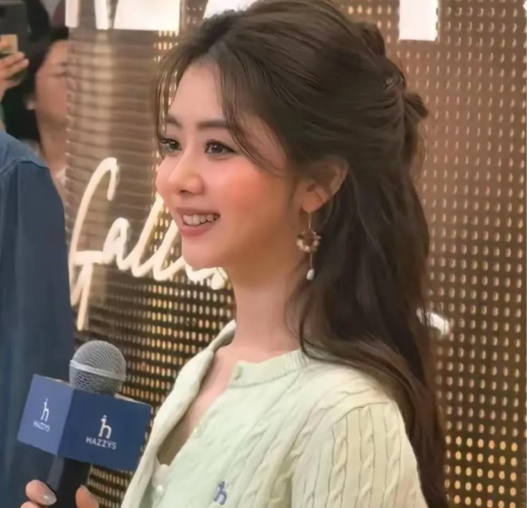 有人说谭松韵长得还行,但见了真人我才明白,这哪是还行啊,简直是美得不低调