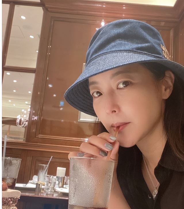 金喜善本人没有网上吹得那么年轻漂亮，真人很一般面不善还挺大牌