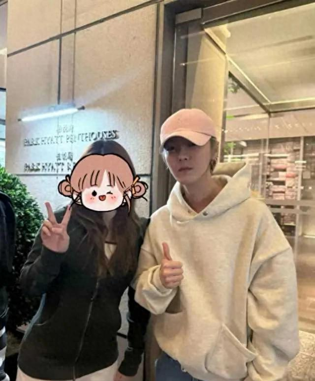 鹿晗国贸被偶遇，瘦了有10斤脸好小，戴10个耳钉打扮精致状态很好