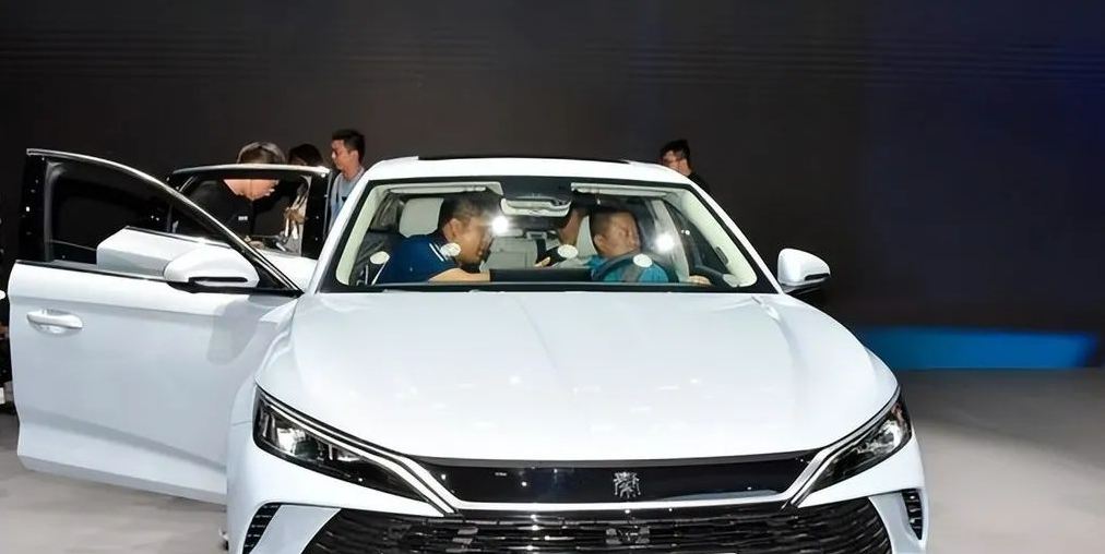 比亚迪家轿“黑马”，7.5s破百+3.8L油耗，11万多买中型车，带劲