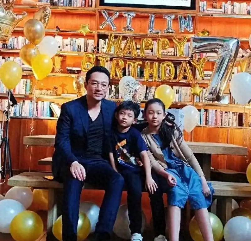 马筱梅带娃正面照曝光，疑似在为孩子办理转学，网友：是个好后妈